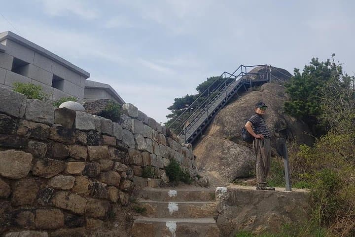 Sunset Hike Along Seoul Fortress Wall & Seafood Market Experience photo 2