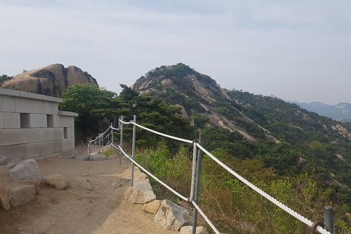 Sunset Hike Along Seoul Fortress Wall & Seafood Market Experience photo 3