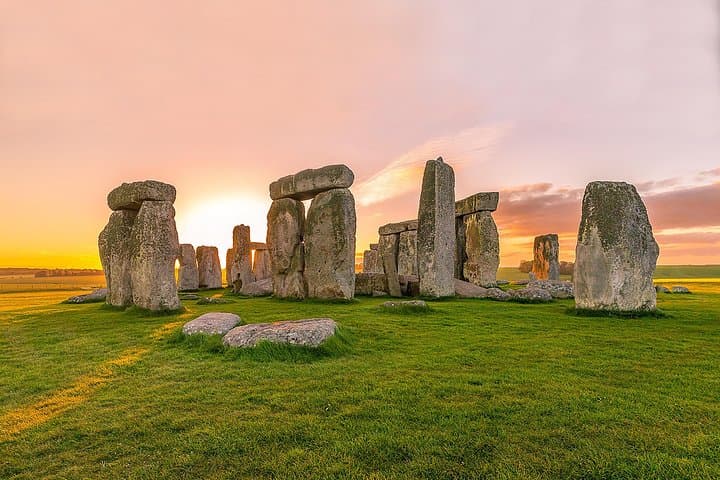 Stonehenge Avebury Cotswolds Day Tour from Bath