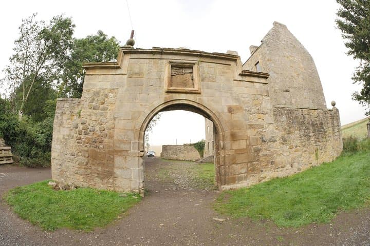 Outlander Filming Locations Day Tour from Edinburgh: Lallybroch, Doune & Luss photo 3