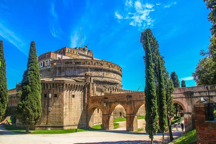 Family-Friendly Private Castel Sant'Angelo Walking Tour with Alessandra