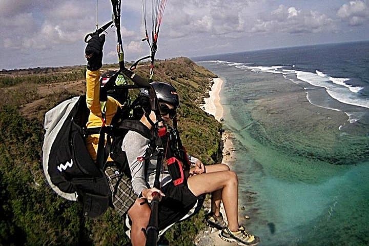 Tandem Paragliding in Bali: Cliffside Flights from Uluwatu & Sawangan photo 2