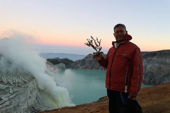 Ijen Crater Blue Fire Trek: Sunrise, Sulfur Miners & Turquoise Lake photo 3