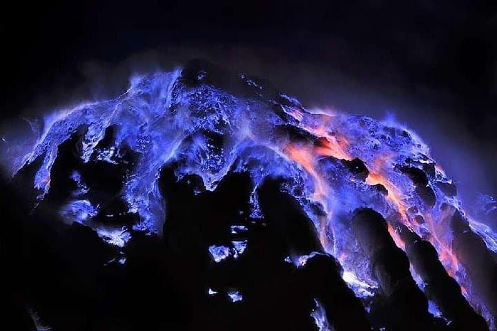 Ijen Crater Blue Fire Trek: Sunrise, Sulfur Miners & Turquoise Lake photo 4