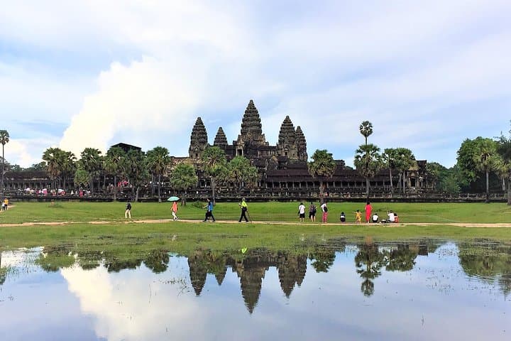 Angkor Wat Avoid-Crowd Private Bike Tour: Morning Ride Through Ancient Temples