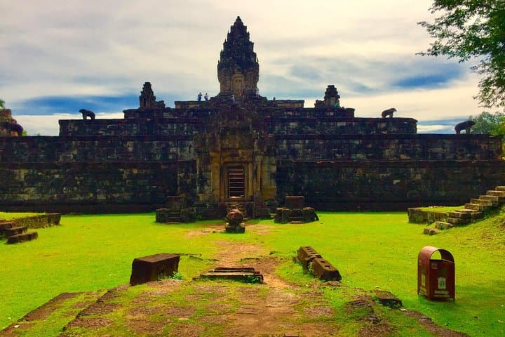Roluos Group & Kompong Phluk: Private Bike and Floating Village Tour from Siem Reap