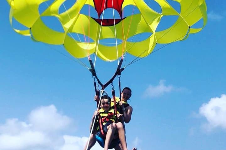 Soar Above Palm Beach: Parasailing Over Aruba's Turquoise Coast photo 2
