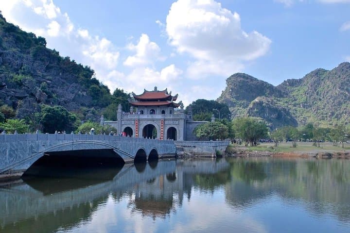 Hoa Lu & Mua Cave Full-Day Adventure: Bike, Boat & Trang An Scenic Cruise