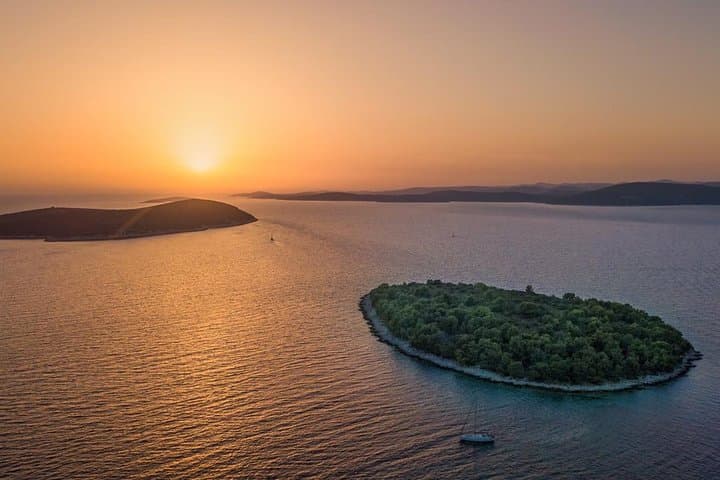 Private Sunset Speedboat Tour to Maslinica, Šolta — Swim, Snorkel & Dinner