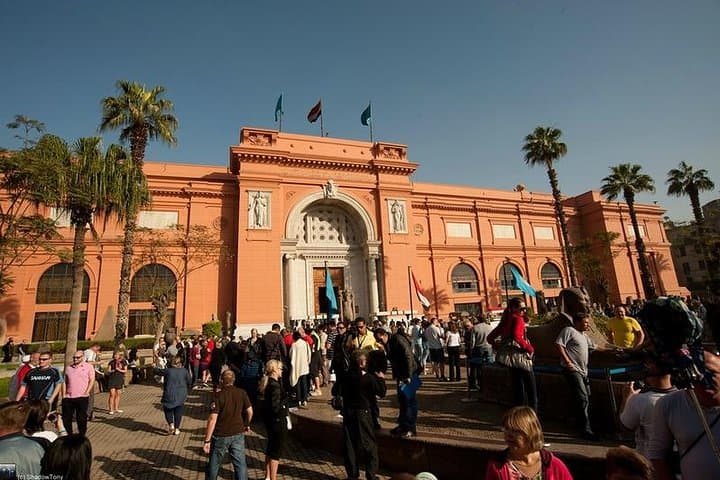 Cairo Day Trip from Hurghada: Pyramids, Sphinx & Egyptian Museum by Bus