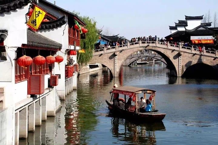 Qibao Ancient Town Private Walking Tour: Tea Tasting & Calligraphy Experience