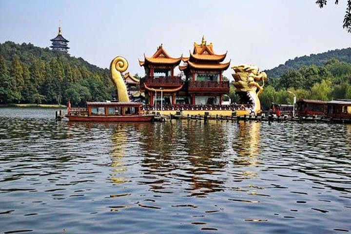 West Lake Private Day Tour: Lingyin Temple, Longjing Tea & Boat Cruise photo 1