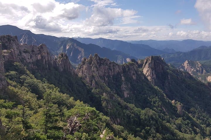 Hiking Seoraksan Dinosaur Ridge: Daecheongbong Day Hike Guide