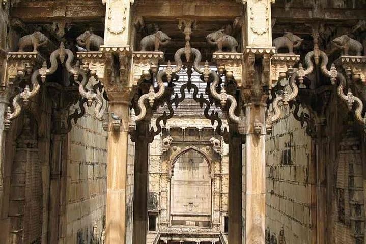 Stepwells to Safaris: 6-Day Private Rajasthan Tour from Jaipur
