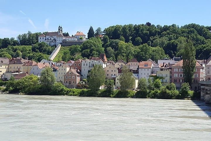 Passau to Prague Scenic Private Transfer: Comfortable Door-to-Door Ride