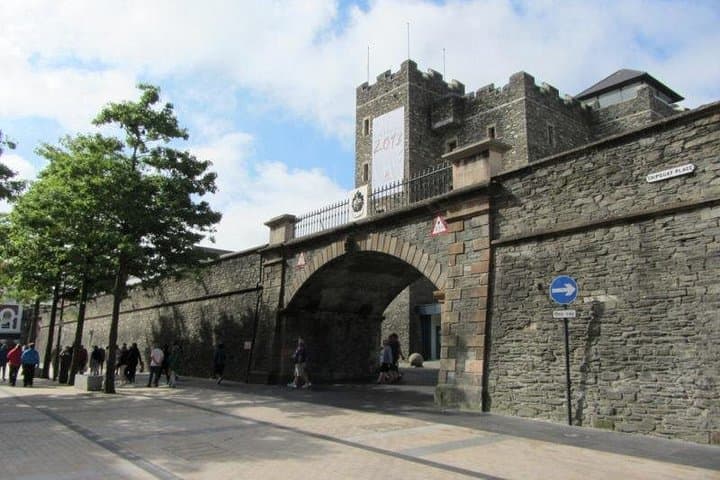 Derry (Londonderry) Private Luxury Day Tour from Belfast — Walls, Bogside & Peace Bridge