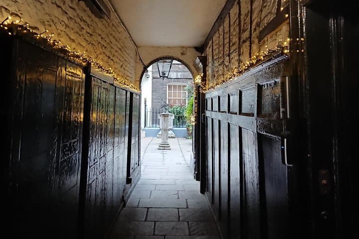 Mayfair Secrets Walking Tour: Private Fashion & Historic Gems in London photo 3