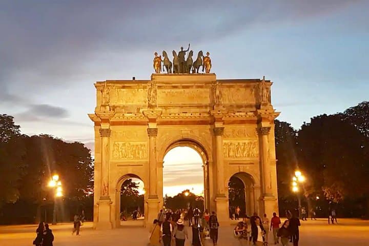 Paris Top Sights Half-Day Walking Tour: Montmartre, Sacré‑Cœur & Eiffel Views photo 3
