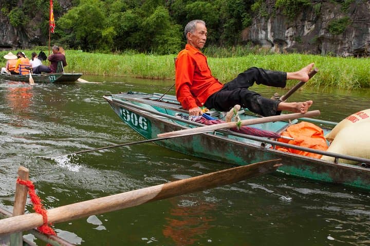 Full-Day Ninh Binh: Hoa Lu, Tam Coc Boat & Mua Cave Hike photo 3