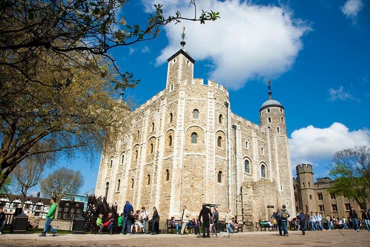 Big Bus London Hop-On Hop-Off: Tower of London + One-Way Thames Cruise