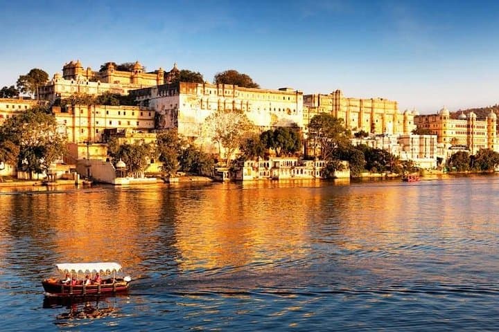 Udaipur Sightseeing Tour with Guide — City Palace, Lake Pichola & Monsoon Palace (8‑Hour) photo 2