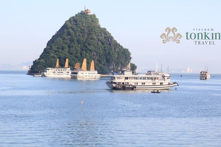 Halong Bay Luxury Overnight Cruise - Kayaking, Titop Island & Grotto photo 2