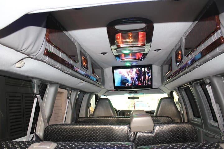 Private Group Transportation in St Maarten — VIP Airport & Hotel Transfers photo 2