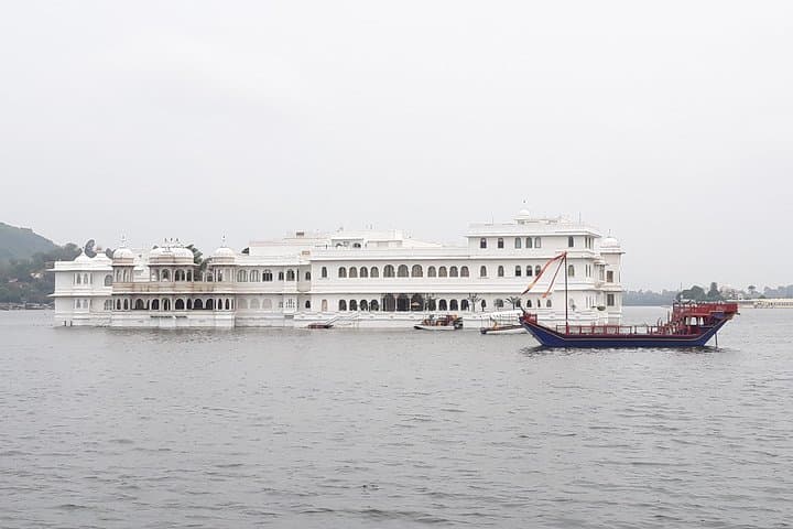 Sunlit Ghats & Lake Pichola Boat Walk — Udaipur Guided Ghat Tour photo 4