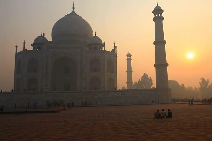 Sunrise at the Taj & Agra Fort: Private 2-Day Tour from Delhi