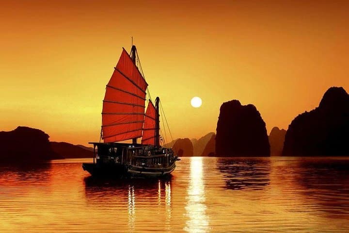 Overnight Halong Bay Cruise: Kayak, Hike and Explore Sung Sot Cave