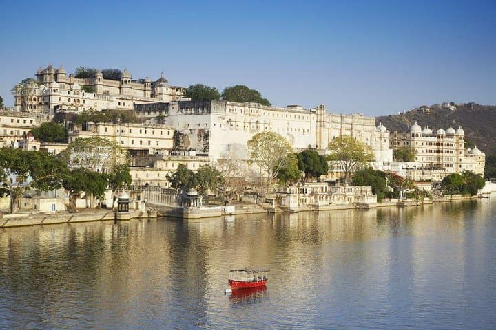 Same-Day Udaipur Flight Tour: City Palace, Lake Pichola & Ranakpur Temple photo 2