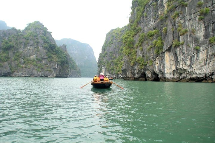 Overnight Bai Tu Long Cruise: Kayaking, Swimming & Thien Canh Son Cave photo 6