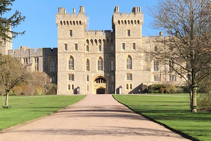 Private Windsor Castle and Hampton Court Excursion from London — Car & Driver-Guide