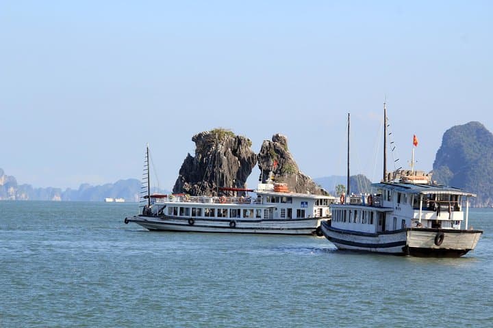 Halong Bay Day Cruise: Thien Cung Cave, Kayaking & Lunch