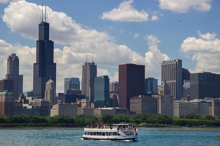Chicago Lake and River Architecture Tour: Exploring the City’s Skyline from Water