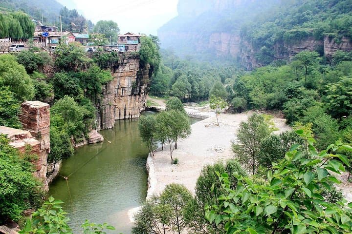 Guoliangcun Cliff Village: Private Day Tour from Luoyang to the Tunnel Road