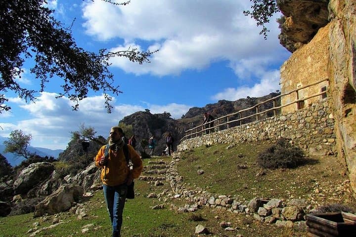 Vulture Trek in Psiloritis Geopark: Platania Gorge Birdwatching Hike photo 2