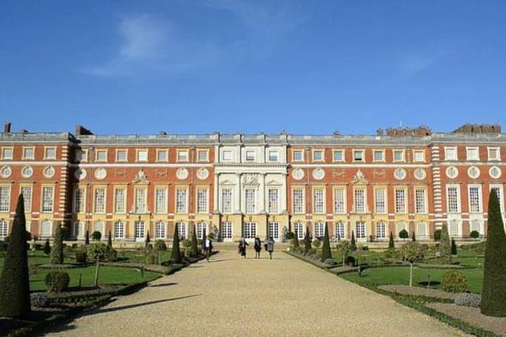 Explore Hampton Court: Tudor Kitchens, Maze & Baroque State Apartments