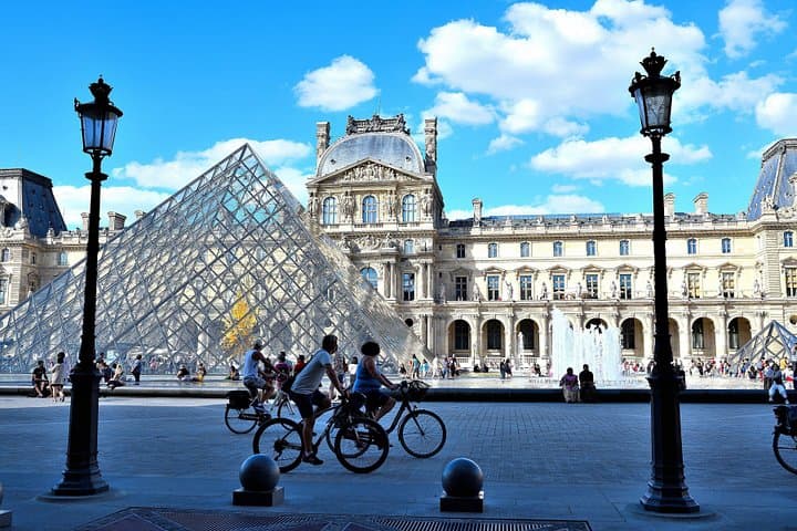 Paris Landmarks Photowalk: Eiffel Tower, Louvre & Seine Photo Tour photo 3