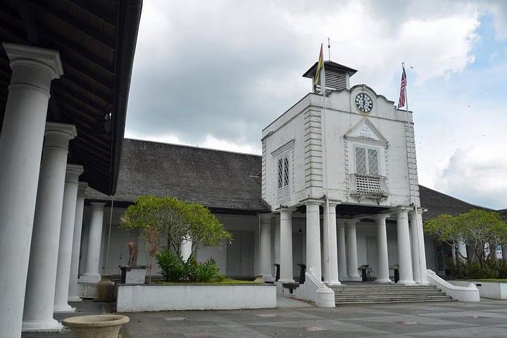 Kuching City Tour and Annah Rais Longhouse: Brooke Legacy & Bidayuh Village Day Trip