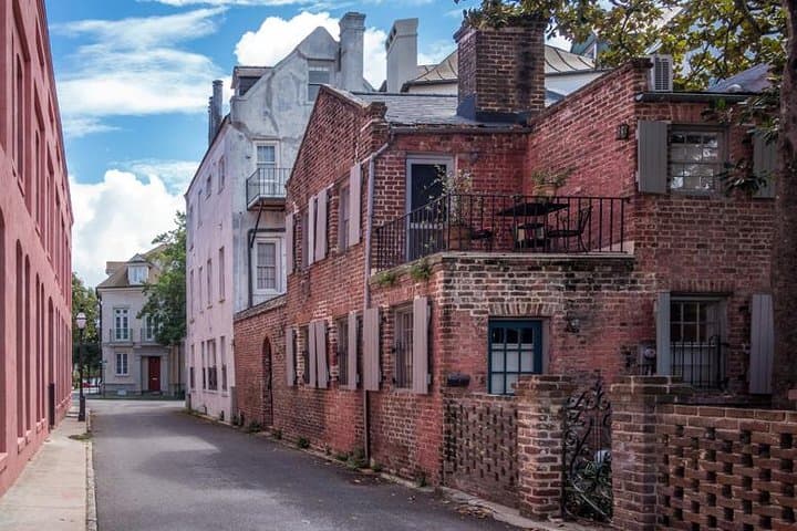 Charleston Alleyways Walking Tour: Hidden Passages & Rainbow Row photo 2