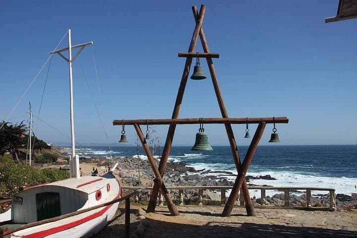 Isla Negra & Vina Undurraga: Full-Day Coastal and Wine Tour from Santiago