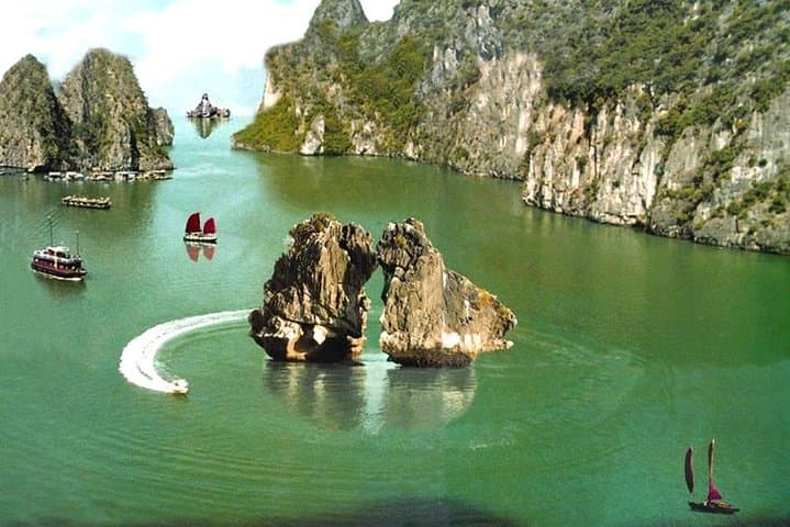 Halong Bay Full-Day Cruise with Thien Cung Cave & Kayaking from Hanoi photo 2