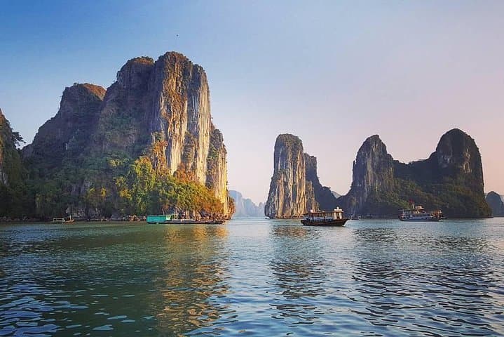 Halong Bay Full-Day Cruise with Thien Cung Cave & Kayaking from Hanoi photo 3