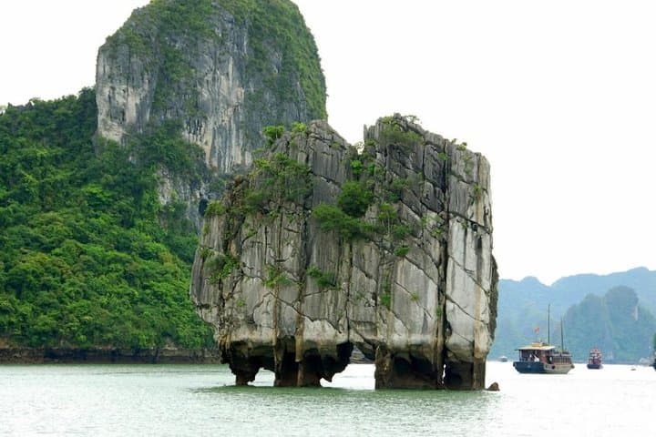 Halong Bay Full-Day Cruise with Thien Cung Cave & Kayaking from Hanoi photo 4