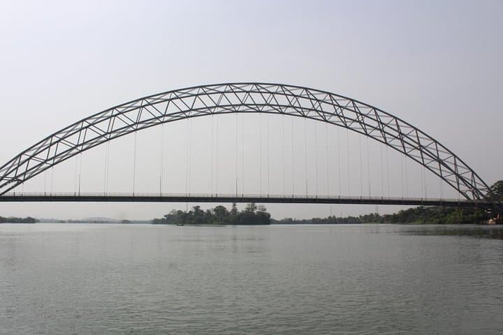 Overnight on the Volta River: Akosombo Boat and Cultural Tour