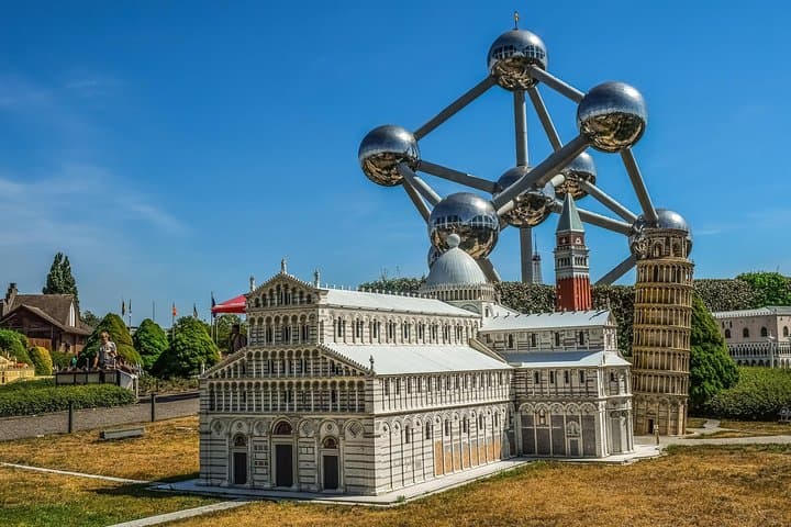 Private Brussels Walking Tour — European Quarter & Atomium with a Local photo 2