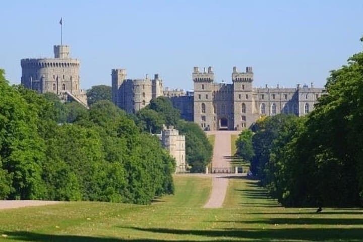 Private Heathrow Arrival Transfer to Southampton with Windsor Castle Stop