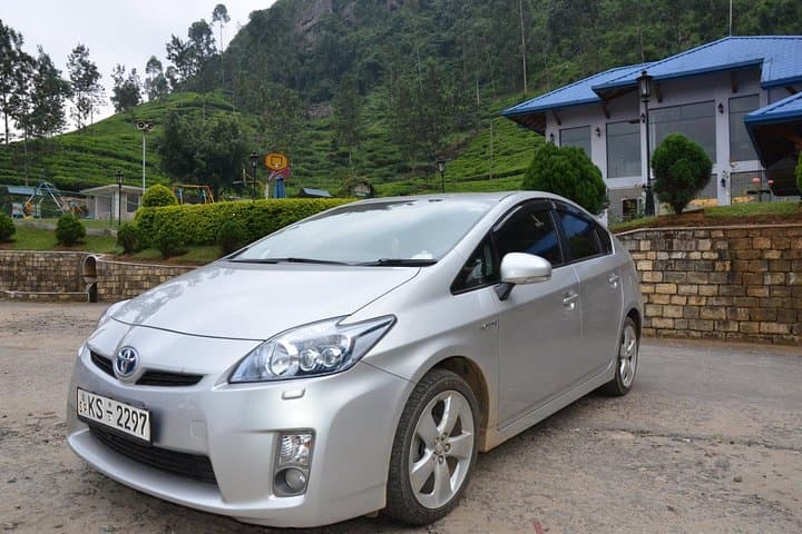Private Chauffeur Tours in Sri Lanka: Colombo to Ella Chauffeur-Driven Car