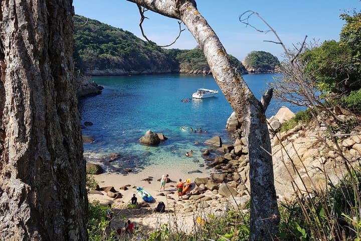 Roqueta Island Hike, Snorkel & Beach Escape with Lunch in Acapulco photo 4